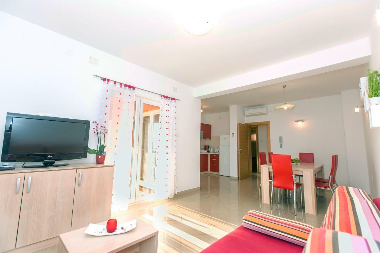 Apartments Villa Dina Karlobag Exterior photo