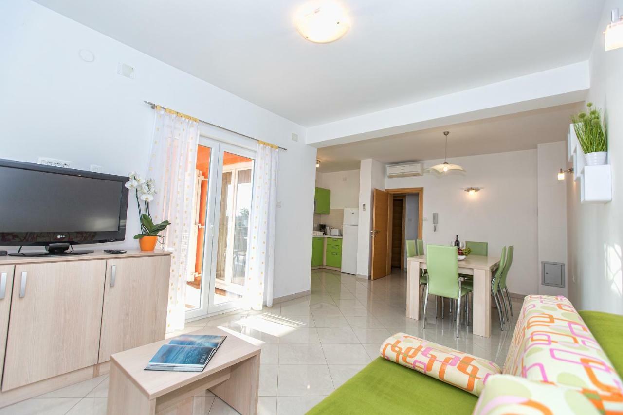 Apartments Villa Dina Karlobag Exterior photo