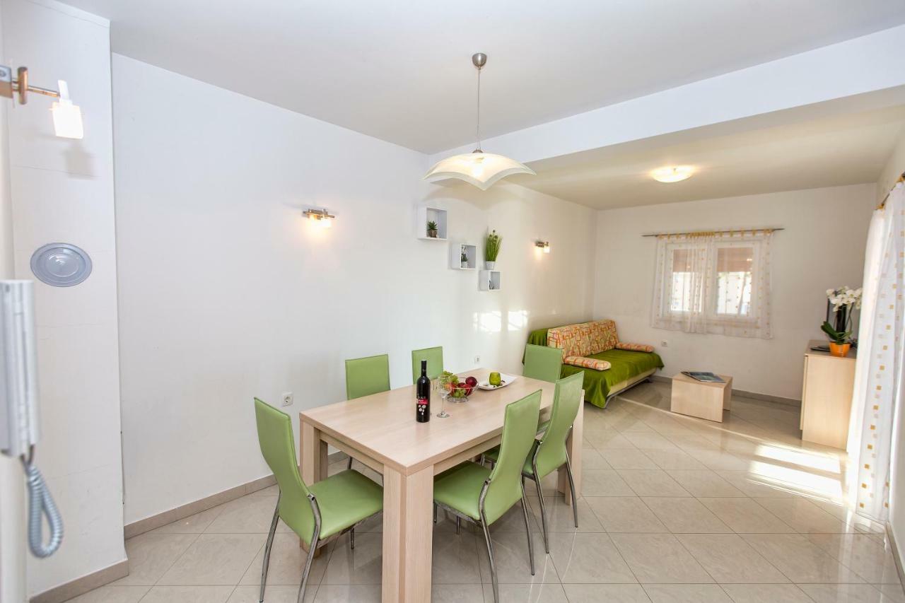 Apartments Villa Dina Karlobag Exterior photo