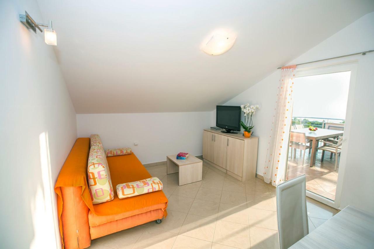 Apartments Villa Dina Karlobag Exterior photo