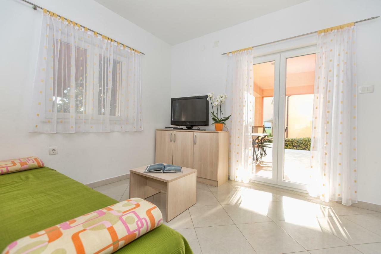 Apartments Villa Dina Karlobag Exterior photo