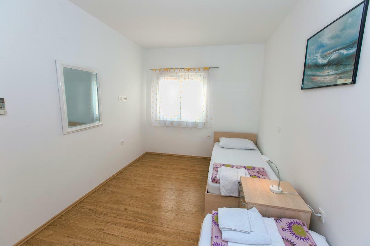 Apartments Villa Dina Karlobag Exterior photo