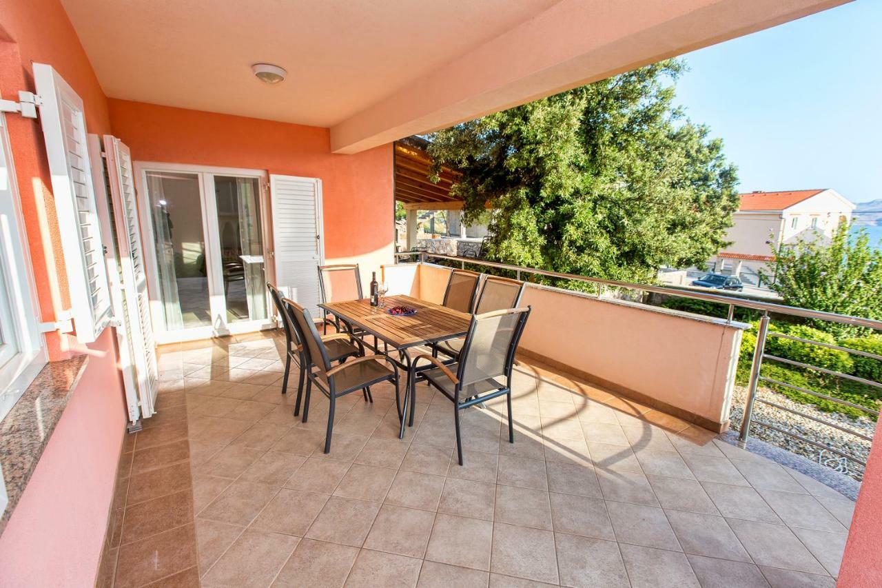 Apartments Villa Dina Karlobag Exterior photo