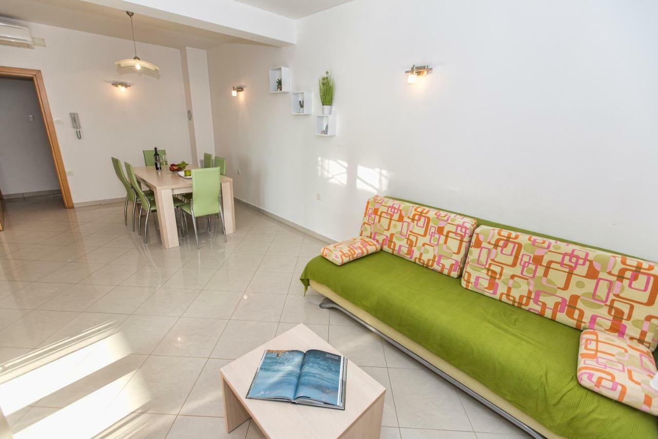 Apartments Villa Dina Karlobag Exterior photo