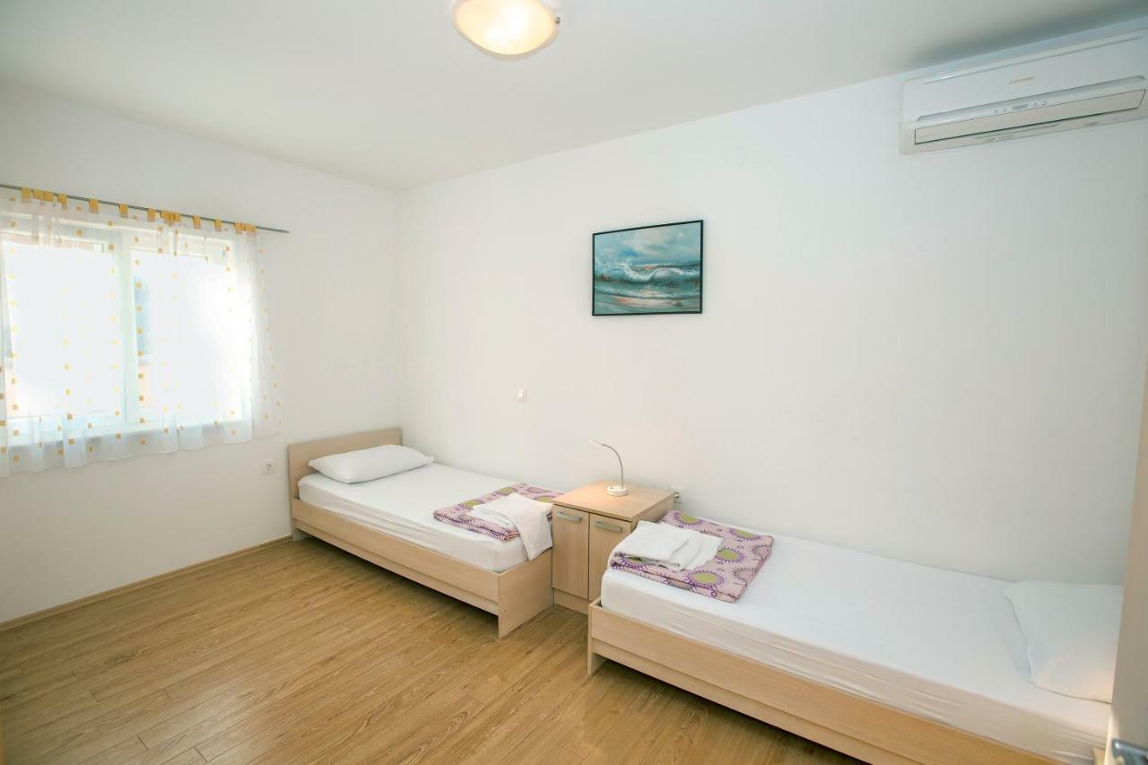 Apartments Villa Dina Karlobag Exterior photo