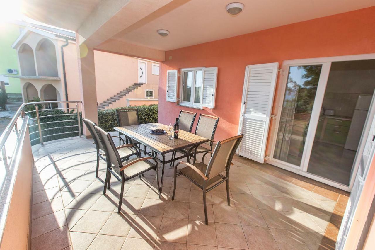 Apartments Villa Dina Karlobag Exterior photo